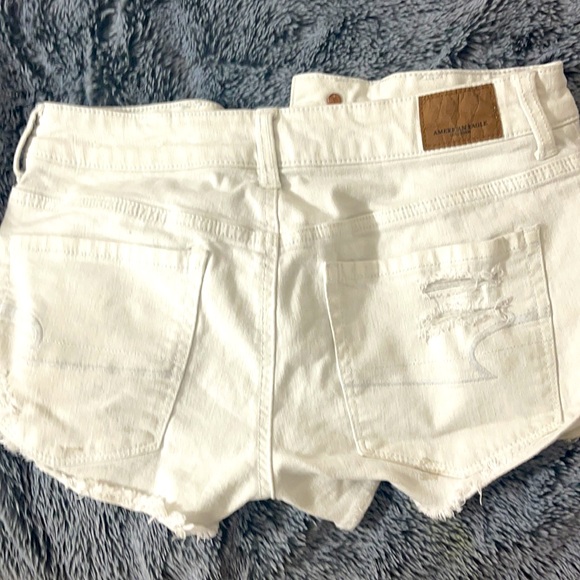 Size 6 American Eagle Distressed White Shorts - Picture 2 of 2